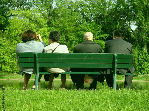 Retraités dans un parc