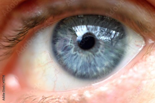 oeil bleu féminin