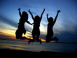 3 chicas saltando festejando