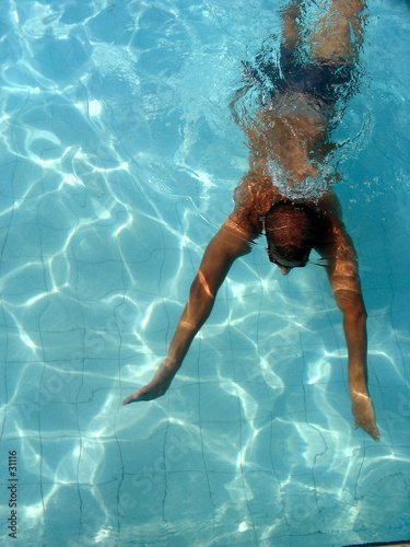 nadador en la piscina nadador en la piscina