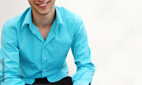 jeune homme souriant à chemise jeune homme souriant à chemise