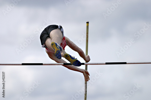 athlete au saut à la perche