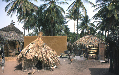 village de paillotes au sénégal