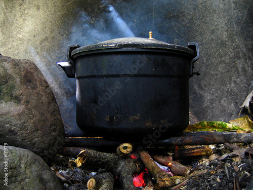 marmite sur feux de bois