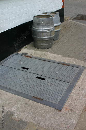 Foto: cellar grid and barrels cellar grid and barrels