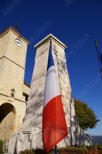 drapeau sur monument