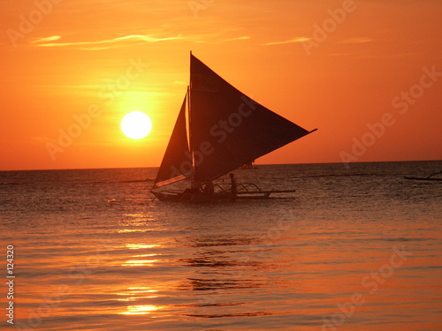 segelboot im sonnenuntergang
