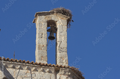 campanas y cigüeñas.