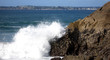 vague éclate sur rocher vague éclate sur rocher