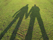 couple en silouhette sur l'herbe