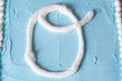 Foto: white icing letter o on a blue cake (series spells love) white icing letter o on a blue cake (series spells love)