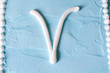 Foto: white icing letter v on a blue cake (series spells love) white icing letter v on a blue cake (series spells love)