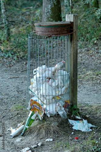poubelle eventrée