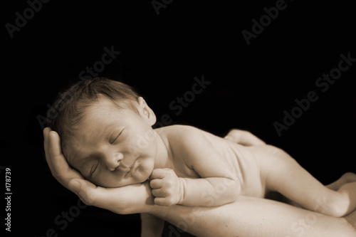 Foto: newborn in hand newborn in hand