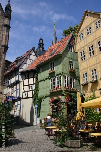farbenfrohe fachwerkhäuser in der altstadt von quedlinburg