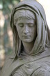 trauernde frauenstatue