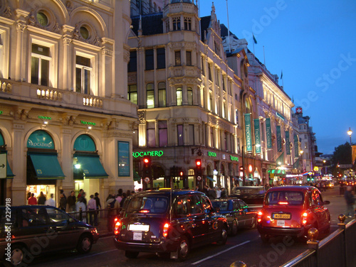 Photo: verkehr in london bei nacht verkehr in london bei nacht
