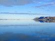 île arctique et son reflet.