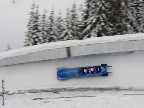un bobsleigh dans un virage