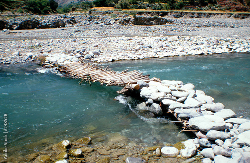 pont de bois sur le torrent