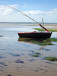 barca en una playa de maputo