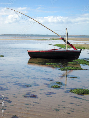 barca en una playa de maputo