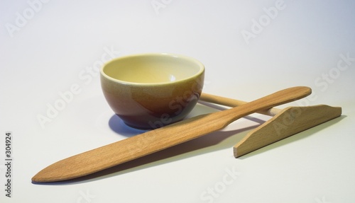 bolée de cidre et ustensiles pour faire les crêpes bolée de cidre et ustensiles pour faire les crêpes