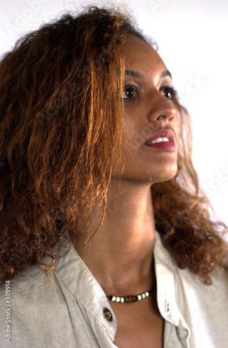 Photo : jeune femme métisse jeune femme métisse