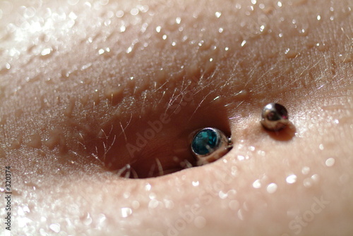 bauchpircing und wassertropfen