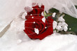 rote rosen unter hut-schleier