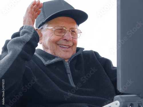 Foto: an old man enloying internet an old man enloying internet