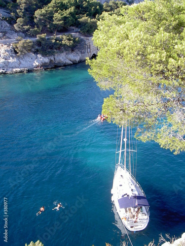 voilier dans une calanque de marseille
