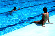 femme assise au bord d'une piscine