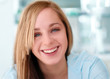 Foto: happy smiling girl with blue background happy smiling girl with blue background