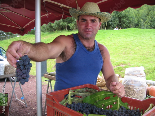 cultivateur vendant son raisin