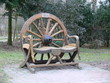 parkbank mit wagenrad als lehne