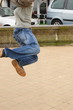 homme qui saute en l'air homme qui saute en l'air