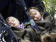 Foto: schlafende zwillinge im kinderwagen schlafende zwillinge im kinderwagen