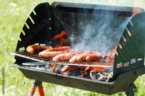 saucisses sur barbecue saucisses sur barbecue