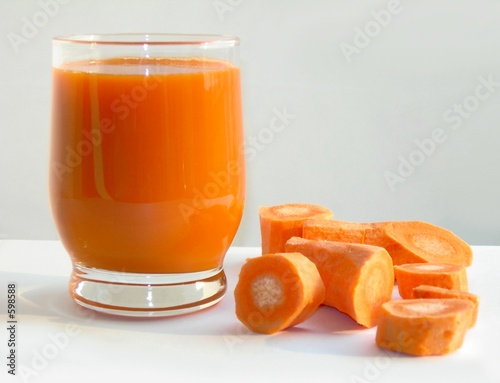 carrot and carrot juice in a glass