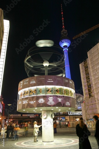 weltzeituhr in berlin auf dem alexanderplatz in de