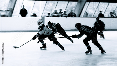 Photo: attaquant et défenseurs de hockey sur glace attaquant et défenseurs de hockey sur glace