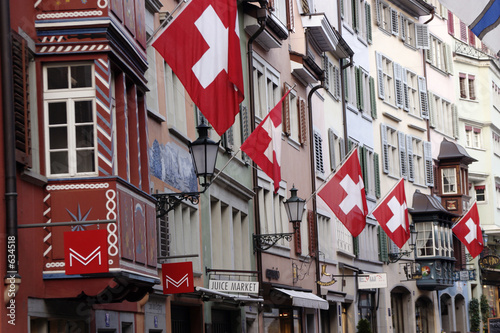 schweizerfahnen in zürich