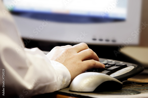 Foto: hand typing at a computer hand typing at a computer