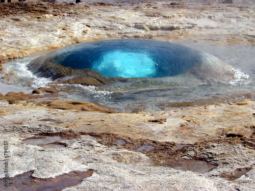 ausbrechender geysir ausbrechender geysir