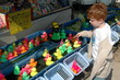enfant jouant à la pêche aux canards 001