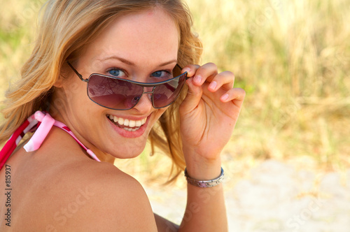 Foto: young girl relaxing at the beach. young girl relaxing at the beach.