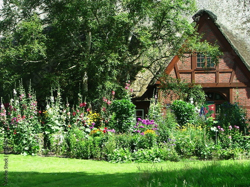 reetdachkate mit bauerngarten