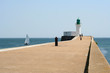 une route et un phare