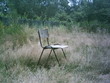 alter stuhl in der landschaft